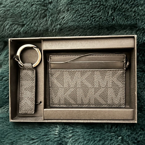 Michael Kors 5-slot card case with matching key fob - Picture 6 of 6
